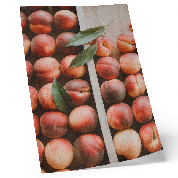 Póster Melocotones con hojas en una caja de madera