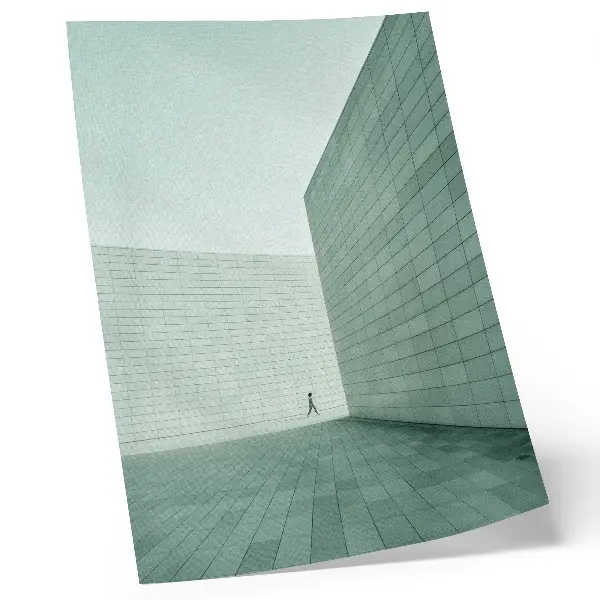 Póster con diseño de paredes geométricas grises y figura minimalista