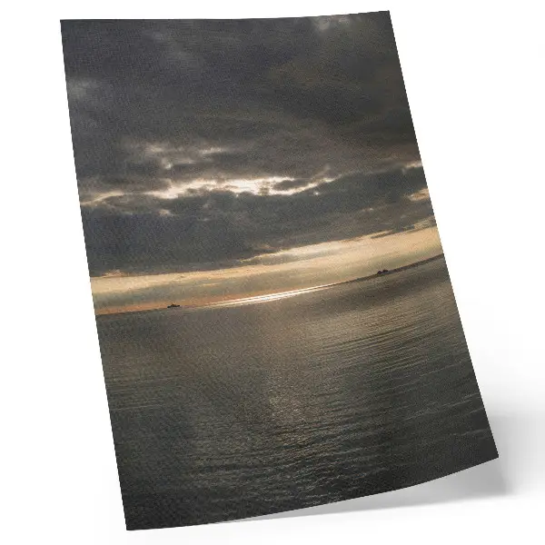Póster de paisaje marino con colores saturados de mar con nubes y rayos de sol