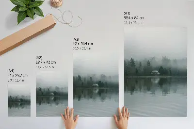 Póster paisaje tranquilo con niebla, árboles, casa y reflejo