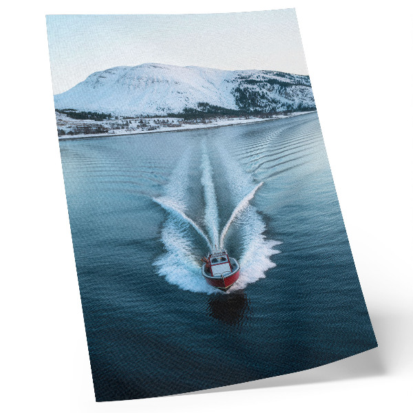 Póster Dinámica de lanchas motoras en lagos con montañas nevadas