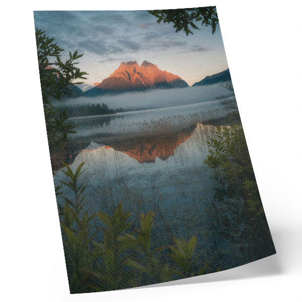 Póster con colores saturados Paisaje montañoso reflejado en la niebla del agua.
