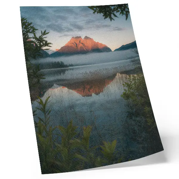Póster de paisaje montañoso reflejado en la niebla del agua con colores saturados
