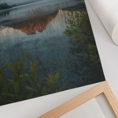 Póster con colores saturados Paisaje montañoso reflejado en la niebla del agua.