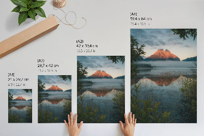 Póster con colores saturados Paisaje montañoso reflejado en la niebla del agua.