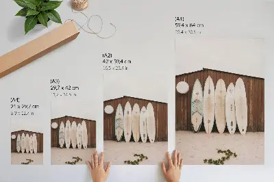 Póster tablas de surf sobre pared de madera en tono verde delicado