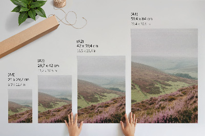Póster con colores saturados Niebla de brezo púrpura, verdes colinas suaves