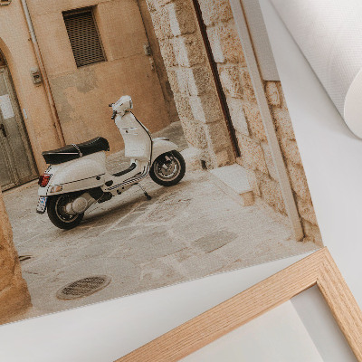 Lámina artística de alta calidad una calle encantadora con paredes beige y una moto blanca