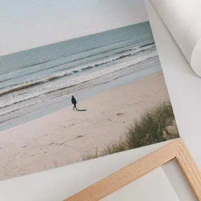 Póster con diseño minimalista de playa con mar en calma y cielo azul