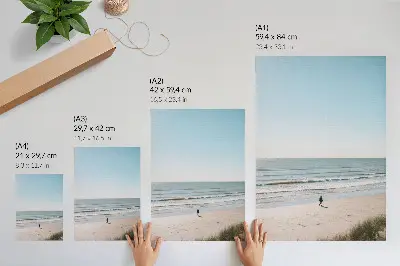Póster con diseño minimalista de playa con mar en calma y cielo azul