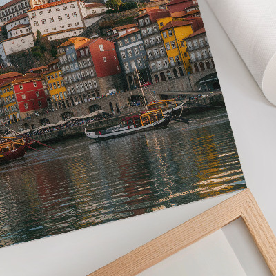 Póster Edificios de apartamentos coloridos, barcos elegantes, gaviotas