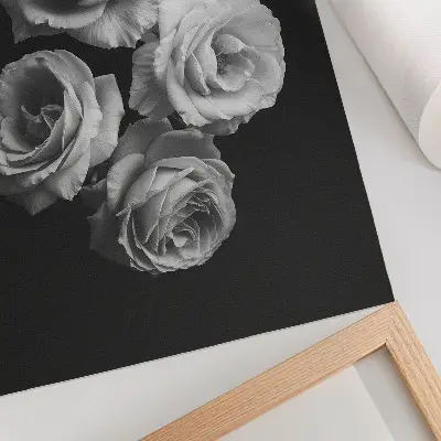 Póster de rosas blancas y negras con diseño minimalista y elegancia clásica de colores saturados