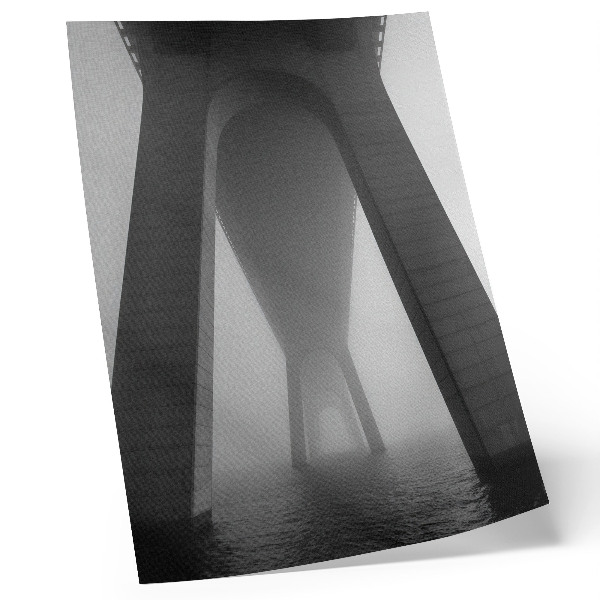 Póster Construcción de un puente en medio de una densa niebla cerca del agua.