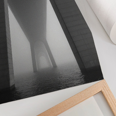 Póster Construcción de un puente en medio de una densa niebla cerca del agua.