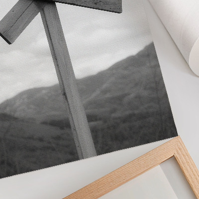 Póster con colores saturados Cartel de madera con un paisaje montañoso de fondo en blanco y negro.