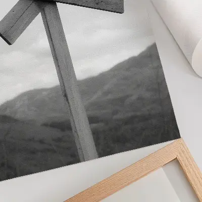 Póster de madera con paisaje montañoso en blanco y negro y colores saturados
