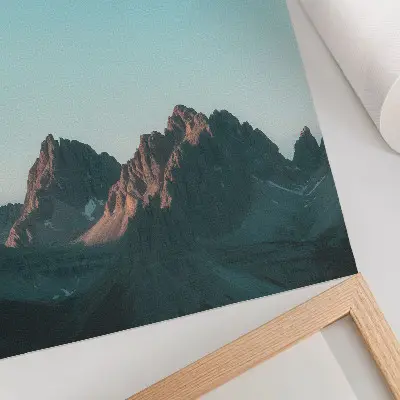 Póster de impresionantes montañas bajo un cielo azul brillante