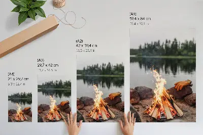 Lienzo decorativo moderno con paisaje de hoguera en un lago rodeado de bosque y piedras