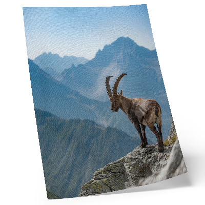 Póster Capricornio con las montañas como telón de fondo, armonía pacífica de la naturaleza.