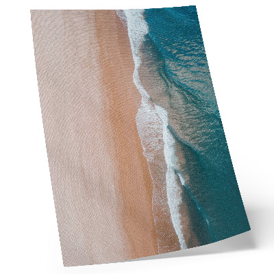 Póster con colores saturados Las olas del océano se encuentran con la playa de forma minimalista.