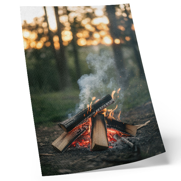 Lienzo decorativo moderno Una hoguera con el bosque y el humo como telón de fondo.