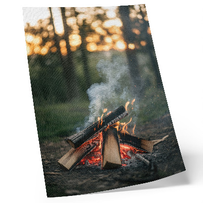 Lienzo decorativo moderno Una hoguera con el bosque y el humo como telón de fondo.