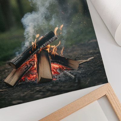 Lienzo decorativo moderno Una hoguera con el bosque y el humo como telón de fondo.