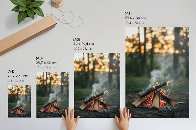 Lienzo decorativo moderno Una hoguera con el bosque y el humo como telón de fondo.