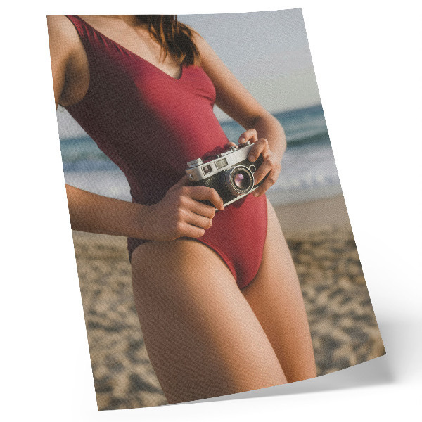 Póster con colores saturados Fotografía con traje burdeos y ambiente playero