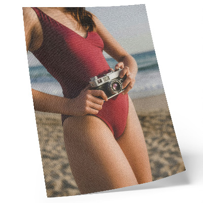 Póster con colores saturados Fotografía con traje burdeos y ambiente playero