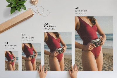 Póster con colores saturados Fotografía con traje burdeos y ambiente playero