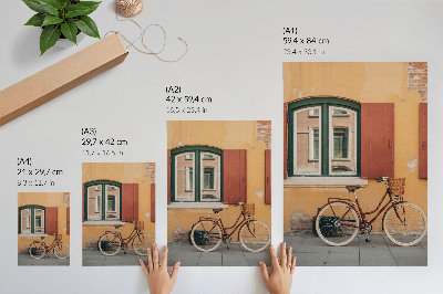 Lienzo decorativo moderno Una bicicleta con el telón de fondo de una colorida fachada retro.