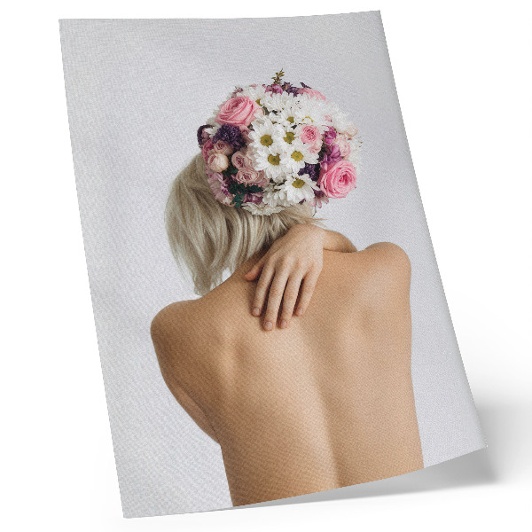 Póster con colores saturados Un arreglo floral en el cabello de una mujer