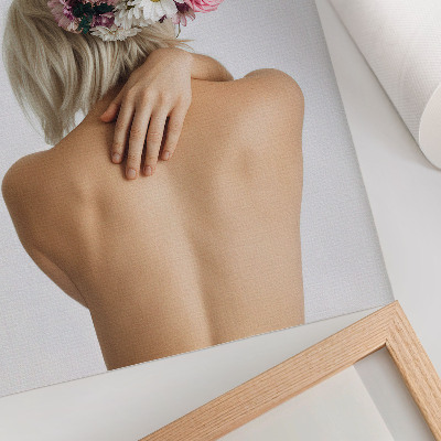 Póster con colores saturados Un arreglo floral en el cabello de una mujer