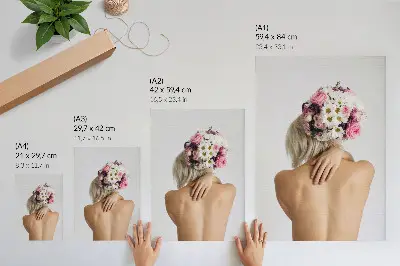 Arreglo floral en el cabello de una mujer póster con colores saturados