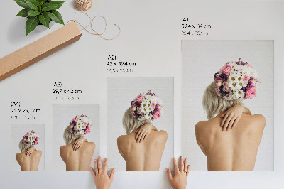 Póster con colores saturados Un arreglo floral en el cabello de una mujer