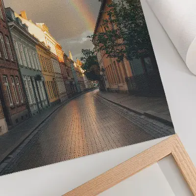 Póster edificios de apartamentos coloridos con arcoíris bajo un cielo nublado