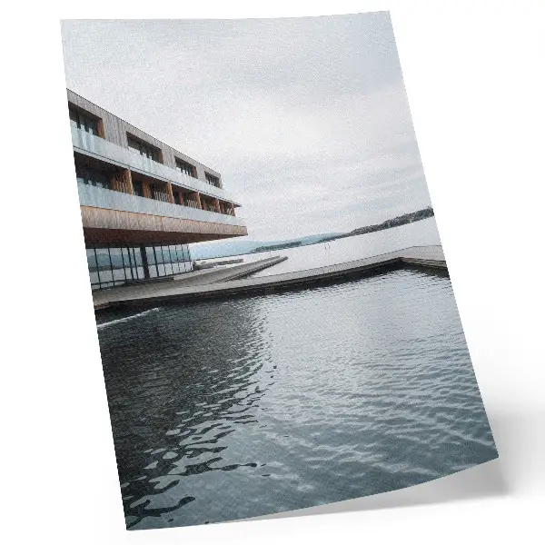 Lienzo decorativo moderno edificio junto al agua con diseño minimalista de madera y vidrio