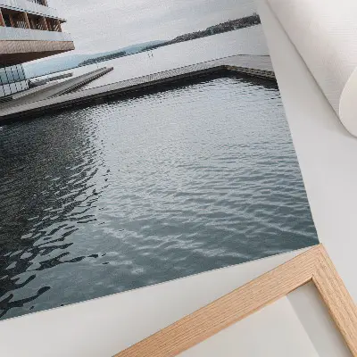 Lienzo decorativo moderno edificio junto al agua con diseño minimalista de madera y vidrio
