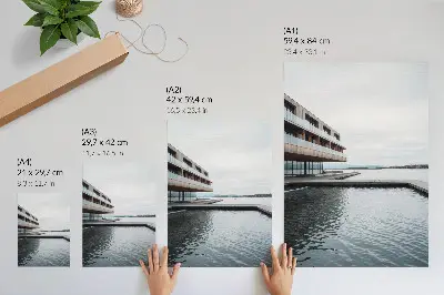 Lienzo decorativo moderno edificio junto al agua con diseño minimalista de madera y vidrio
