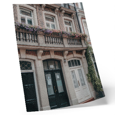 Póster flores en el balcón con fachada de ladrillo de estilo clásico