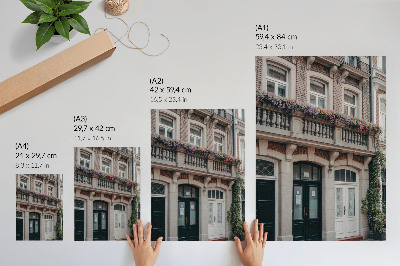Póster flores en el balcón con fachada de ladrillo de estilo clásico