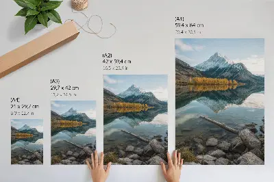 Lámina artística de paisaje natural con montañas lago y árboles reflejados en estilo sereno