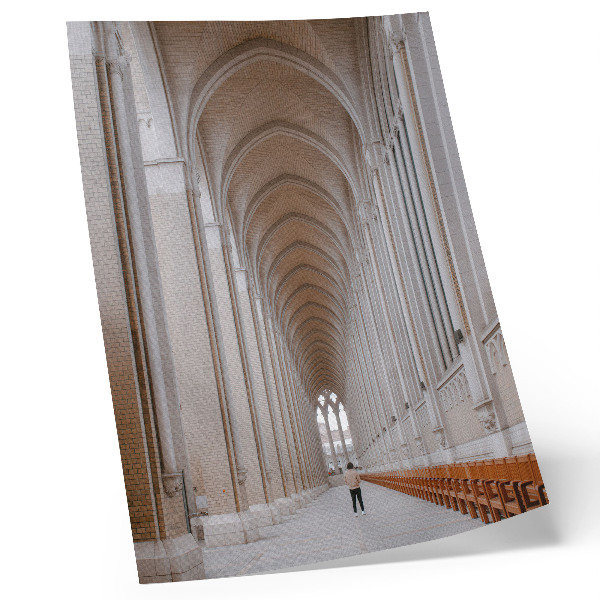 Póster de arcos altos diseño con colores saturados, elegancia, simetría, paz y espacio
