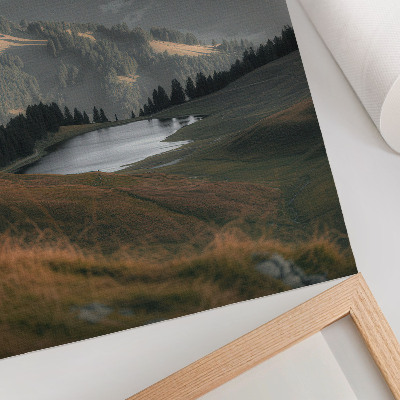 Póster con colores saturados Colinas, lago y paisaje montañoso en armonía