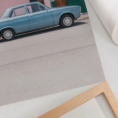 Póster coches clásicos con edificios en tonos pastel y encanto retro