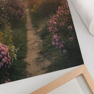 Póster de flores en el sendero del jardín con niebla matutina con colores saturados