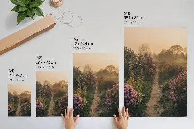 Póster de flores en el sendero del jardín con niebla matutina con colores saturados