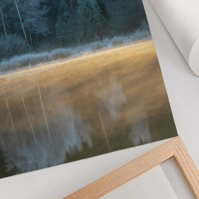 Póster Un bosque silencioso sobre la superficie del agua, un aura mística