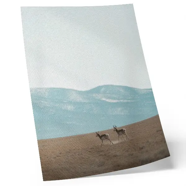 Póster de antílopes en las montañas con colores saturados en un entorno tranquilo